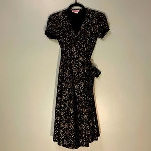 Heart of Haute ⭐️true wrap dress w/ cap sleeves.